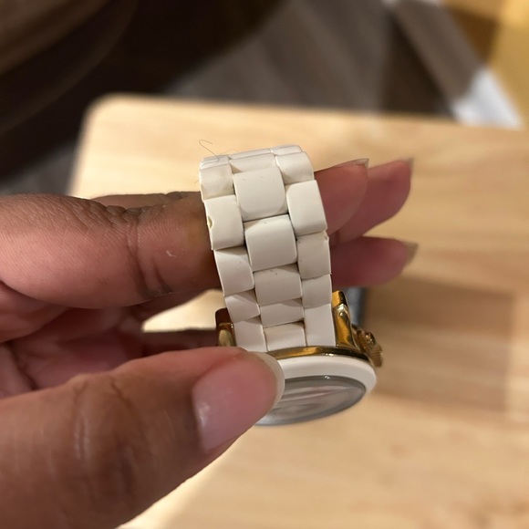 Michael Kors White & Gold Silicone Women’s Watch with Extra Links + Box - Picture 4 of 9